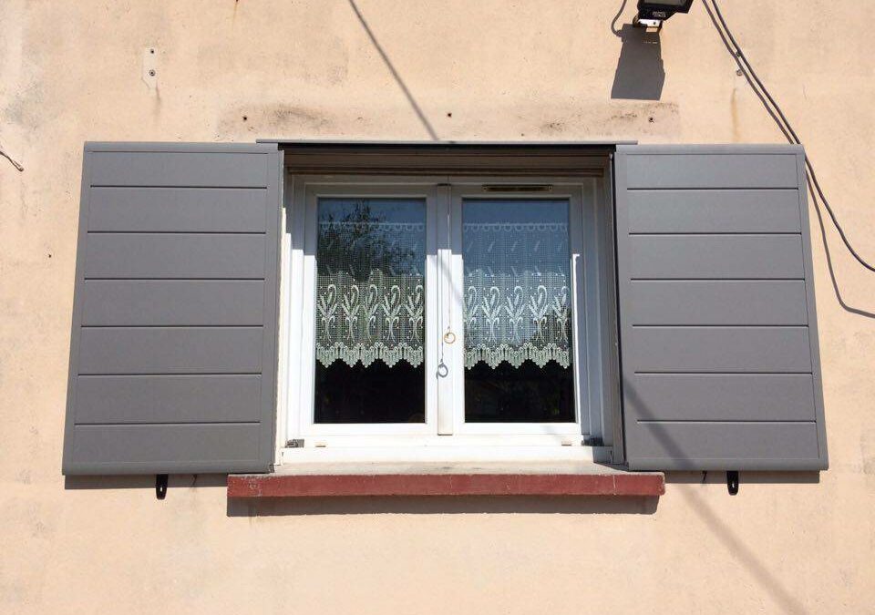 Pose de volets coulissants motorisés en aluminium par votre menuisier dans les Bouches-du-Rhône