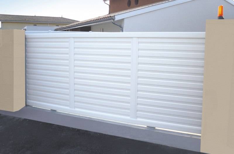 Pose d’un portail en aluminium contemporain – Fos-sur-Mer (13270)