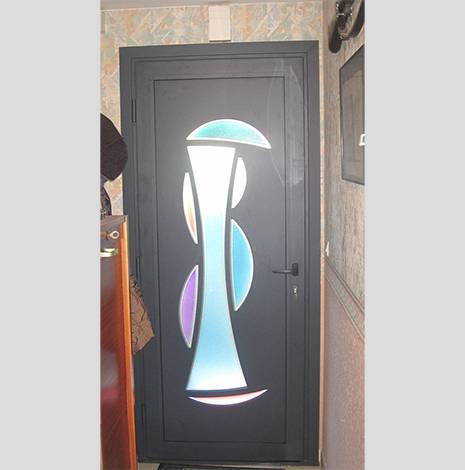 Fabrication et pose de porte d’entrée contemporaine en aluminium sur Istres